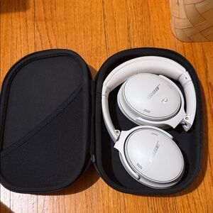 Bose Cream Wireless Headphones with Black Case